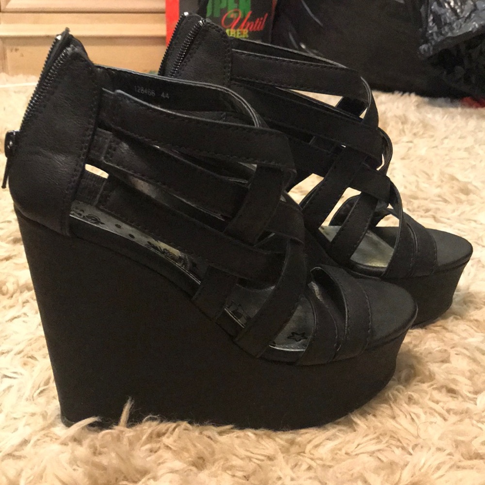 Black wedge